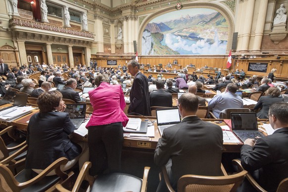 Das Plenum des Nationalrats wartet auf die gebuendelten Abstimmungen ueber parlamentarische Vorstoesse am Dienstag, 31. Mai 2016 im Nationalrat in Bern. (KEYSTONE/Lukas Lehmann)