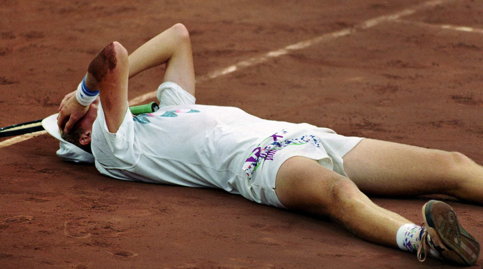 Nach seinem Final-Sieg liegt der Schweizer Tennisspieler Marc Rosset im August 1992 am Boden und kann es kaum glauben: Marc Rosset gewinnt die Goldmedaille an den Olympischen Sommerspielen in Barcelon ...