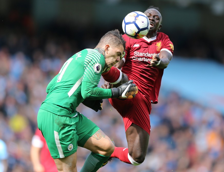 epa06193881 Manchester City&#039;s goalkeeper Ederson Santana de Moraes (L) is fouled by Liverpool&#039;s Sadio Mane during the English Premier League soccer match between Manchester City and Liverpoo ...