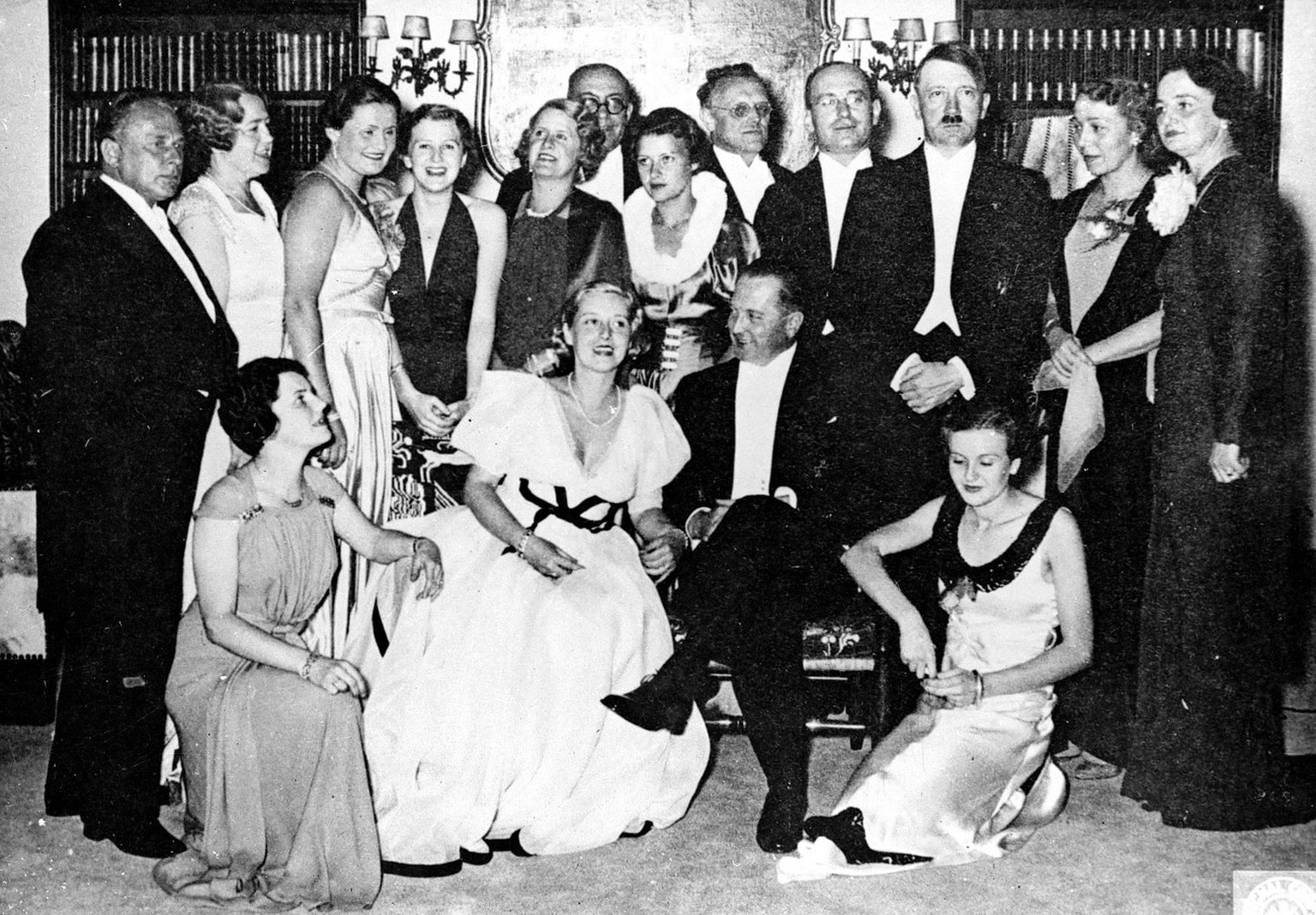 Hitler mit Eva Braun (vor ihm kniend) auf einem undatierten Foto.