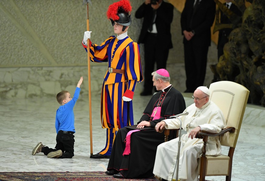 epa07194359 A child comes closer to Pope Francis (R) as he leads the weekly general audience in the Paul VI hall, in Vatican City, 28 November 2018. EPA/ETTORE FERRARI
