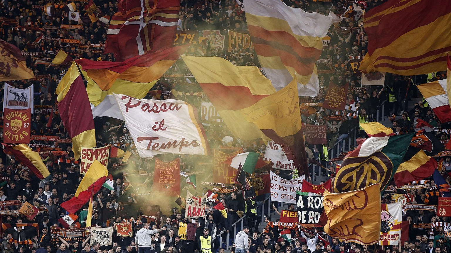 epa06660486 AS Roma&#039;s supporters during Champions League quarter-final second leg soccer match between AS Roma and FC Barcelona at the Olimpico Stadium, Rome, Italy, 10 April 2018. EPA/RICCARDO A ...