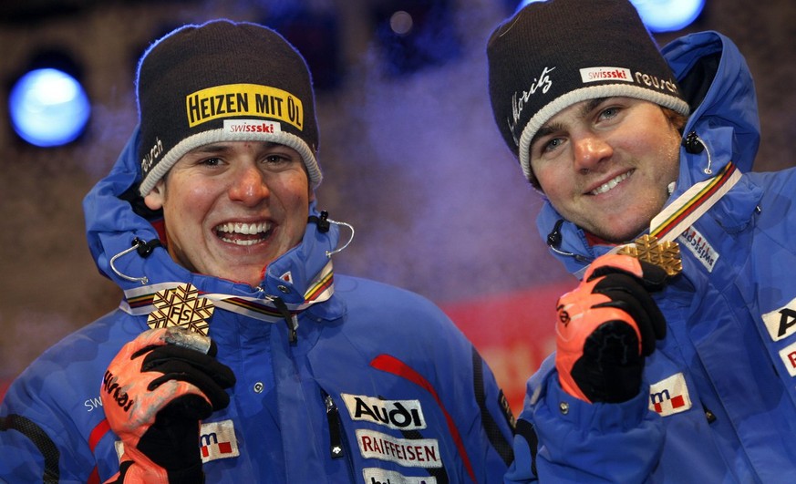 Switzerland&#039;s new world champion of the super combination Daniel Albrecht, left, and bronze medallist Marc Berthod, right, show their medals during a ceremony at the World Alpine Ski Championship ...