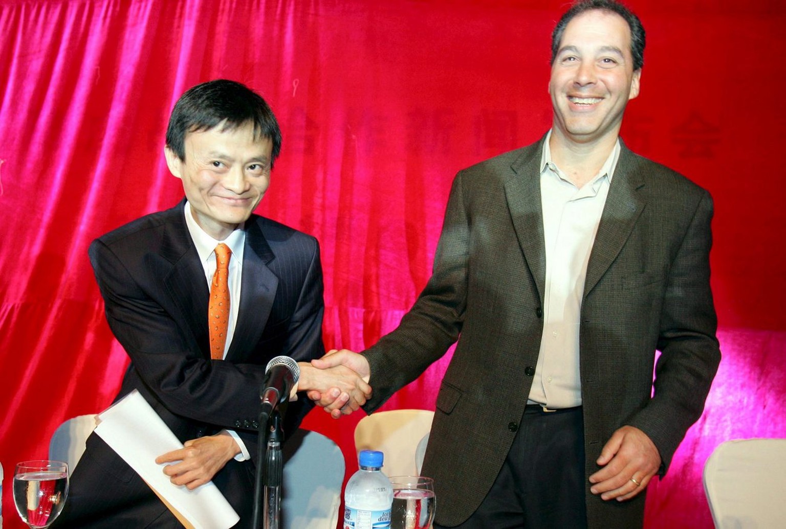 Alibaba.com chairman and CEO Jack Ma (L) shakes hands with Yahoo Inc. COO Daniel Rosensweig during a joint news conference in Beijing on 11 August 2005. Yahoo Inc. announced Thursday it would pay US$1 ...