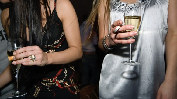 Two young women hold cigarettes and glasses of champagne in their hands at the nightclub St. Germain in Zurich, Switzerland, pictured on June 3, 2008. (KEYSTONE/Martin Ruetschi)

Zwei Frauen halten am ...