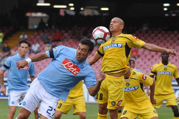 epa01867361 Fabio Quagliarella (L) of Napoli and Goekhan Inler (R) of Udinese struggle for the ball during their Italian Serie A soccer match in Naples&#039; San Paolo stadium, Italy on 19 September 2 ...