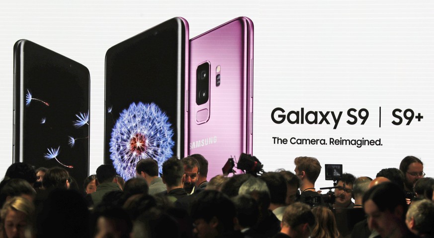 epa06565615 Samsung Electronics Co.&#039;s Galaxy S9 smartphones are introduced at an event in Barcelona, Spain, 25 February 2018. EPA/YONHAP SOUTH KOREA OUT