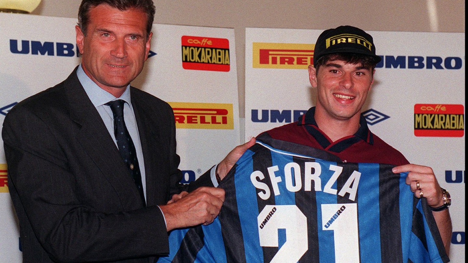 Swiss midfielder Ciriaco Sforza, right, poses with his new jersey along with Internazionale&#039;s team manager Giacinto Facchetti during the official presentation in Appiano Gentile, near Milan, Thur ...