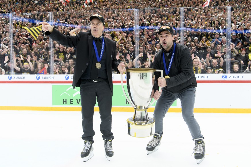 L&#039;entraineur jurassien Gary Sheehan, gauche, let le directeur techinuqe Vincent Lechenne, droite, soulevent la coupe lors de la finale de Coupe de Suisse de hockey sur glace Swiss Ice Hockey Cup, ...