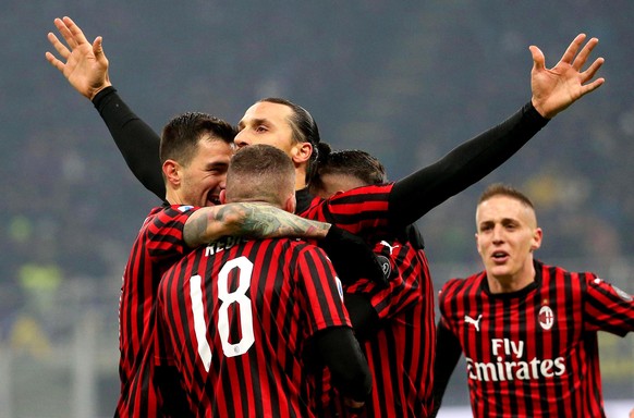 epa08206471 Milan&#039;s striker Zlatan Ibrahimovic (C) celebrates with teammates after scoring the 2-0 lead during the Italian Serie A soccer match between Inter Milan and AC Milan at the Giuseppe Me ...