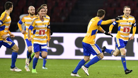 Jubellauf der Luzerner mit Torschuetze Christian Schneuwly, rechts, nach seinem Tor zum 1-2 fuer Luzern beim Fussballspiel der Super League Grasshopper Club Zuerich gegen den FC Luzern im Stadion Letz ...