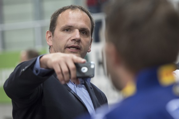 Biels Sportchef Martin Steinegger, waehrend der Mannschaftspraesentation, vor dem 1. Spiel in der neuen Tissot Arena, zwischen dem EHC Biel und dem HC Lausanne, am Dienstag, 1. September 2015, in der  ...