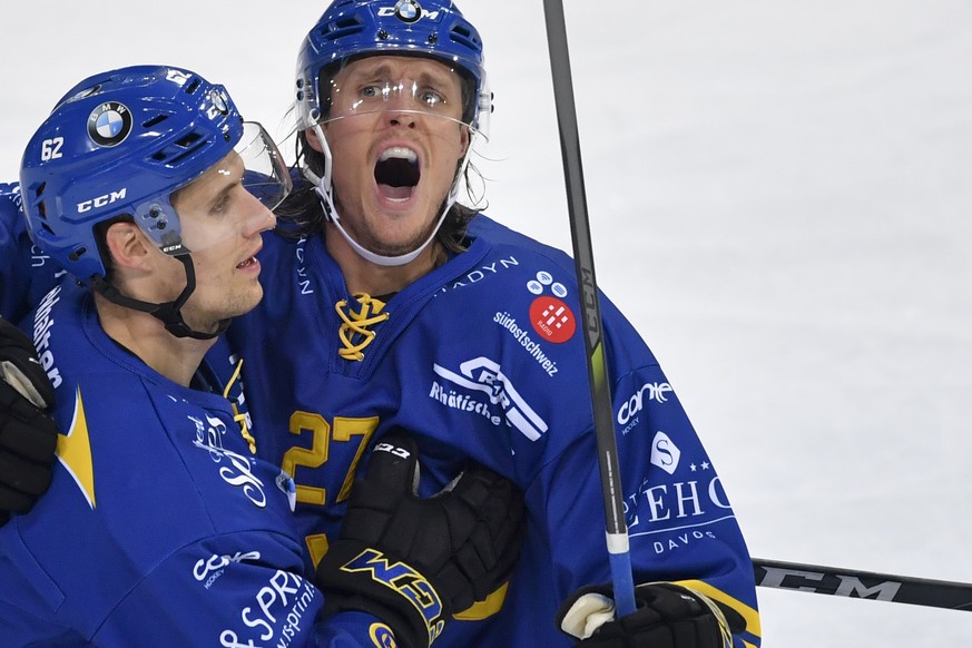Die Davoser Felicien Du Bois und Magnus Nygren jubeln nach Nygren&#039;s Treffer zum 2-2 beim Eishockey-Qualifikationsspiel der National League A zwischen dem HC Davos und dem HC Ambri Piotta, am Sonn ...