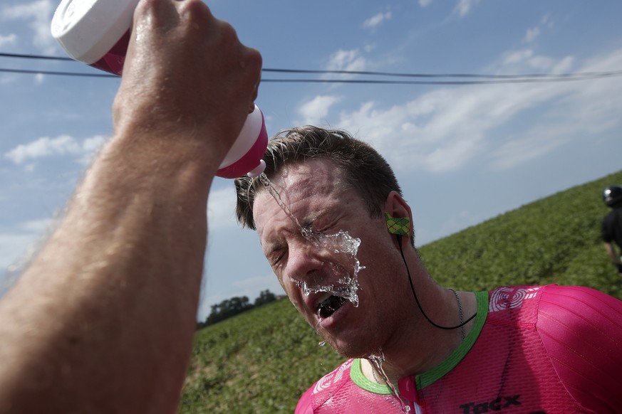 epa06907605 Team Education First Drapac Cannondale rider Simon Clarke of Australia cleans his eyes after tear gas was used by policemen against the farmers who protest on the way of the 16th stage of  ...