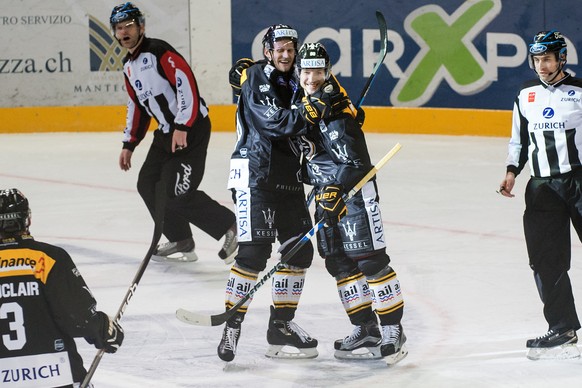 Lugano&#039;s Jani Lajunen and Damien Brunner, from left, celebrate the 1-0 goal, during the preliminary round game of National League Swiss Championship between HC Lugano and Geneve-Servette HC, at t ...