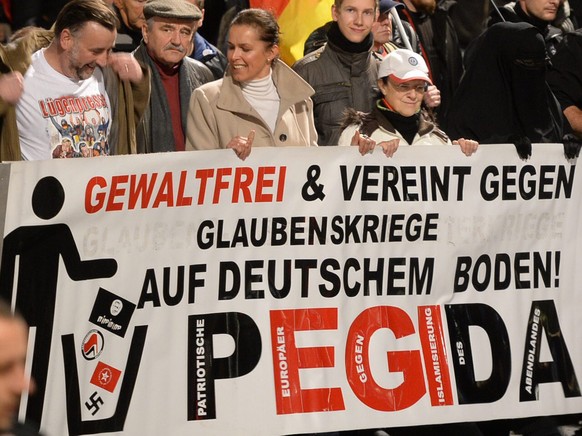 epa05018348 Co-founder of Pegida (Patriotic Europeans Against the Islamisation of the Occident) Lutz Bachmann (L) and former AfD (Alternative for Germany) member Tatjana Festerling (C) lead the Pegida ...