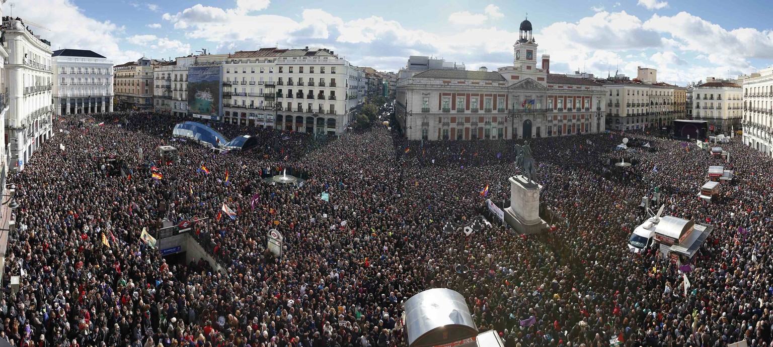 In Madrid demonstrieren mehrere Zehntausend Menschen gegen die Sparpolitik.
