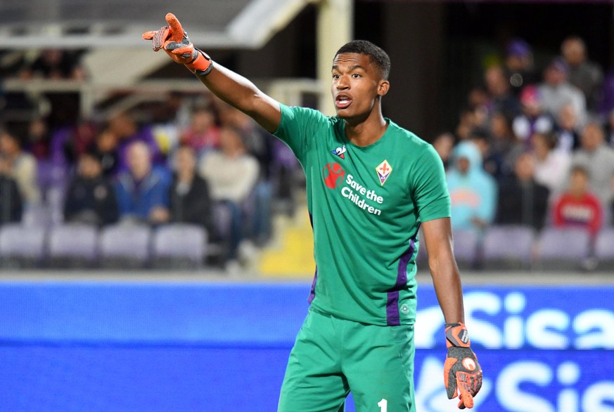 epa06975443 Fiorentina&#039;s goalkeeper Alban Lafont gestures during the Italian Serie A soccer match between ACF Fiorentina and AC Chievo Verona in Florence, Italy, 26 August 2018. EPA/CLAUDIO GIOVA ...