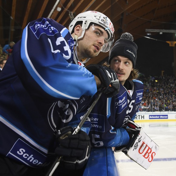 epa08091006 Ambri&#039;s Marco Mueller (L), and goalkeeper Ludovic Waeber, talk during the game between HC Ambri-Piotta and Salavat Yulaev Ufa, at the 93th Spengler Cup ice hockey tournament in Davos, ...