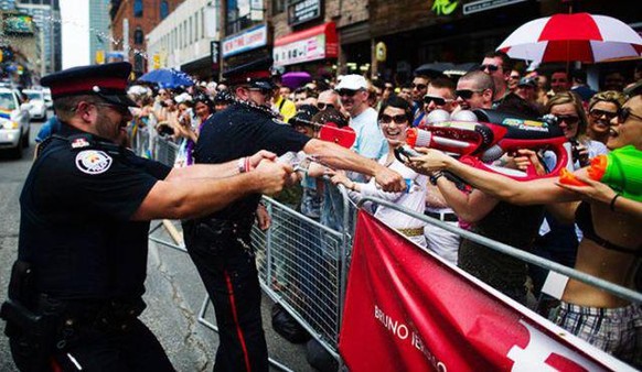 Die Polizei von Toronto mit alternativen Wasserwerfern.