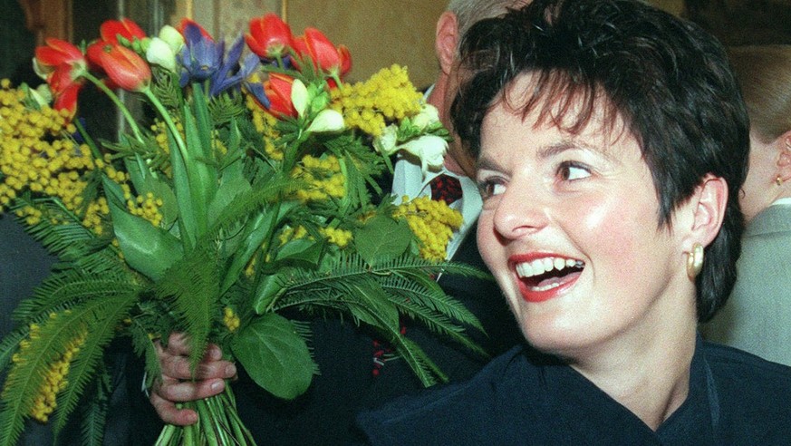 Die neugewaehlte Bundesraetin Ruth Ruth Metzler freut sich am Donnerstag, 11. Maerz 1999 im Anschluss an ihre Wahl in der Wandelhalle. (KEYSTONE/VBF Vereinigung der Bundeshausfotografen/POOL)
