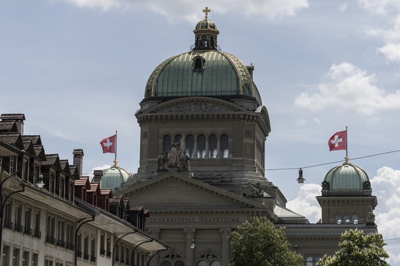 Die Schweizer Fahne weht auf den kleinen Kuppeln auf dem Bundeshaus, am Dienstag, 23. Mai 2017 in Bern. (KEYSTONE/Alessandro della Valle)