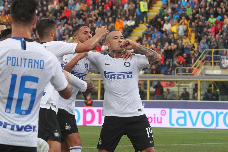 epa06990923 Inter&#039;s Radja Nainggolan (R) celebrates with teammates after scoring the lead goal during the Italian Serie A soccer match between Bologna FC and Inter FC at Dall&#039;Ara stadium in  ...