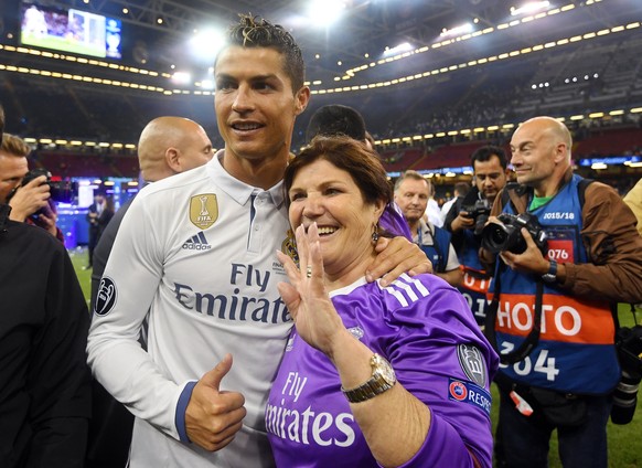epa06009093 Real Madrid&#039;s Cristiano Ronaldo (L) celebrates with his mother Maria Dolores dos Santos Aveiro (R) after the UEFA Champions League final between Juventus FC and Real Madrid at the Nat ...