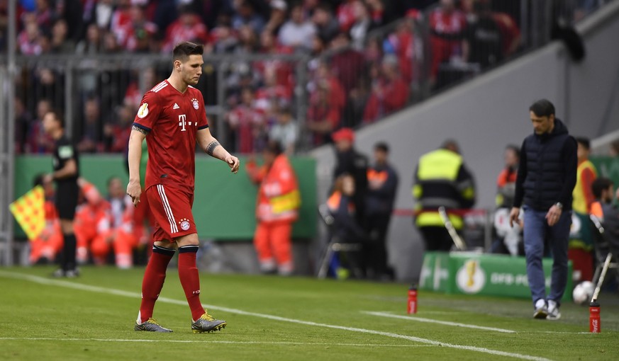 epa07482977 Bayern&#039;s Niklas Suele leaves the field after receiving a red card during the German DFB Cup quarter finale soccer match between FC Bayern Munich and 1. FC Heidenheim in Munich, German ...