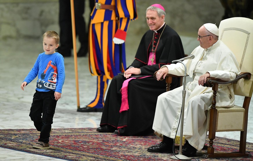 epa07194357 A child comes closer to Pope Francis (R) as he leads the weekly general audience in the Paul VI hall, in Vatican City, 28 November 2018. EPA/ETTORE FERRARI