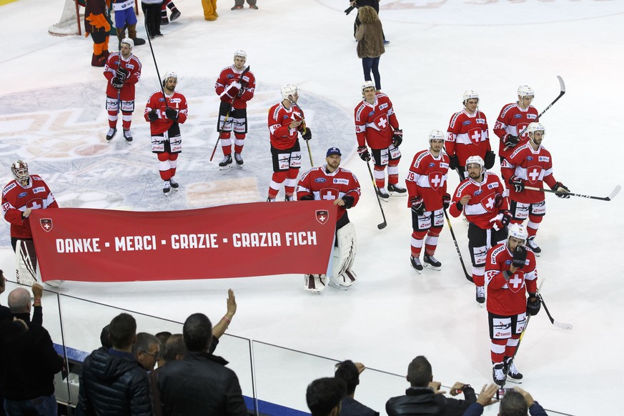 Switzerland&#039;s players greet their supporters after losing in overtime against France team, during a friendly international ice hockey game between Switzerland and France, at the ice stadium Les V ...
