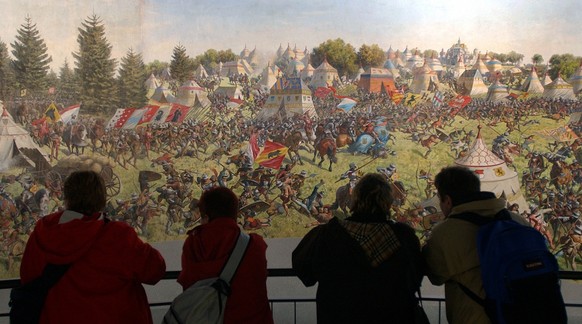 Besucher der Expo02 betrachten das riesige Panoramabild der Schlacht von Murten, welches im Innern des Rostwürfels im Murtensee ausgestellt war.