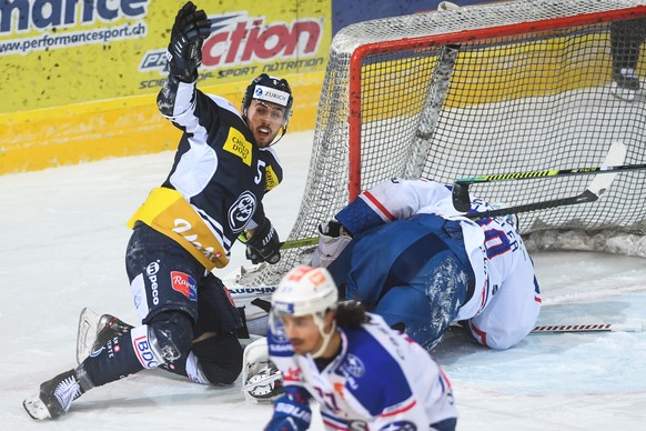 Ambri&#039;s player Tobias Fohrler and Zurich&#039;s goalkeeper Lukas Flueler, from left, fight for the puck, during the preliminary round game of National League A (NLA) Swiss Championship between HC ...