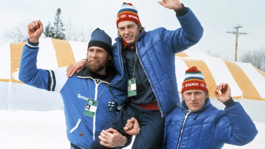Im Ziel des 50km Langlauf-Wettbewerbs der olympischen Winterspiele am 23. Februar 1980 in Lake Placid freuen sich Nikolay Zimyatov, Russland, Mitte, Goldmedaille, Juha Mieto, Finnland, links, Silber,  ...