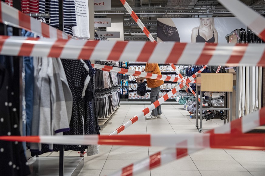 ARCHIVBILD---ZUM KEYSTONE-SDA ARTIKEL ZUM ZUR SCHWEIZER WIRTSCHAFT STELLEN WIR IHNEN FOLGENDES BILD ZUR VERFUEGUNG; Ein Teil des VerkaufssortimentS im Non-Food Sektor im Migros Einkaufszentrum Laender ...