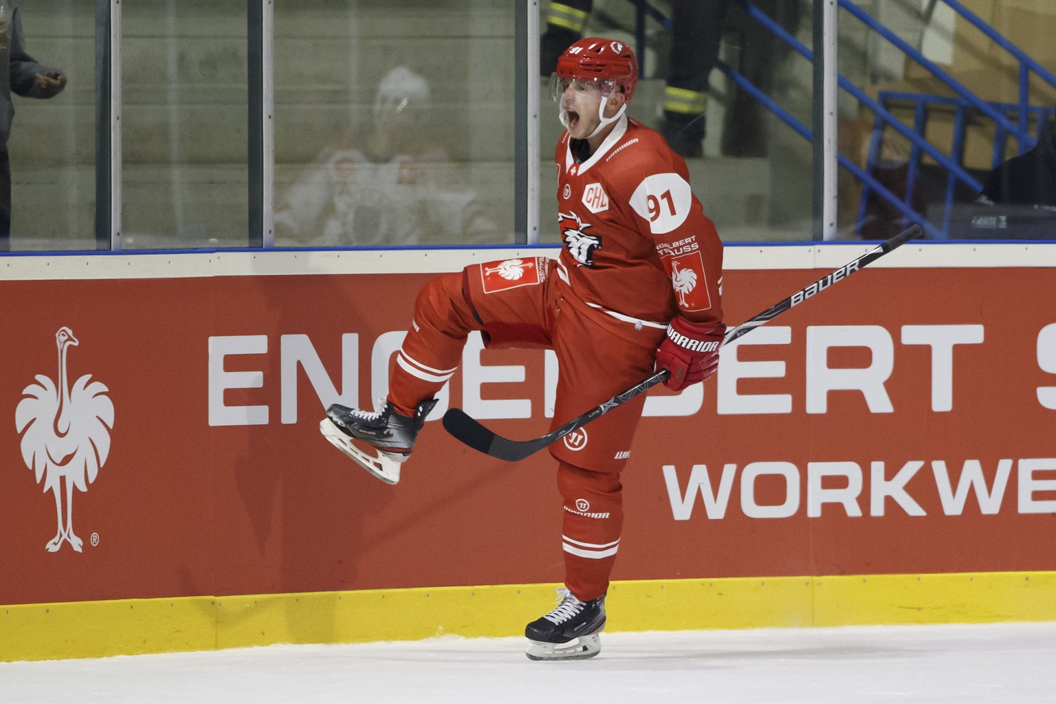 Lausanne&#039;s forward Joel Vermin celebrates his goal after scoring the 3:1, during the Champions Hockey League game between Lausanne HC and Yunost Minsk, at the ice stadium Yverdon, in Yverdon-Las- ...
