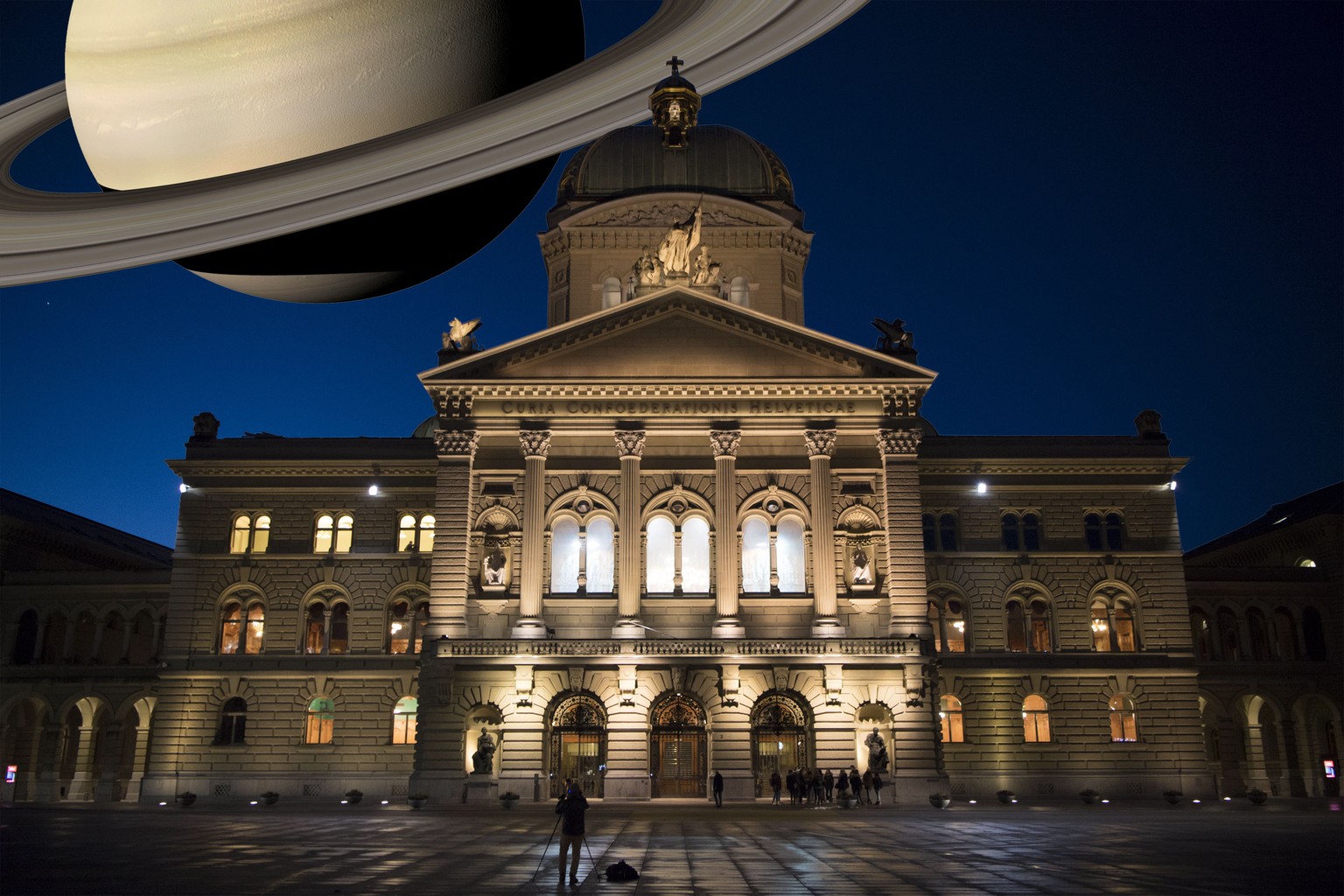 Nachthimmel über dem Bundeshaus mit verschiedenen Planeten anstelle des Mondes; Saturn