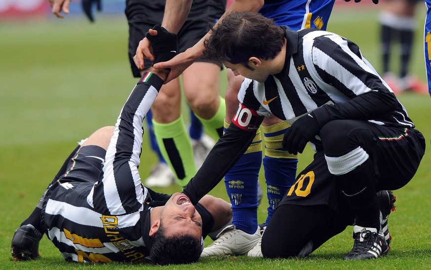 epa02517889 Juventus&#039;s forward Fabio Quagliarella lays on the ground near teammate Alessandro Del Piero after he got injured during a Serie A soccer match between Juventus and Parma in Turin&#039 ...