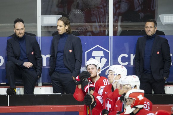 epa09245472 Switzerland&#039;s head coach Patrick Fischer (2-L) and his assistants Christian Wohlwend (L) and Marco Bayer (R) react after the IIHF Ice Hockey World Championship 2021 quarter final game ...