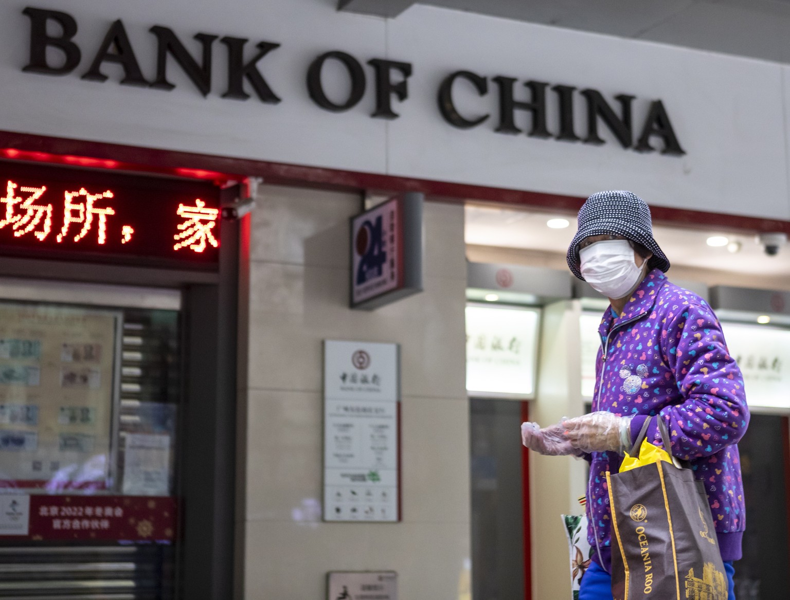 epa08199809 A woman wears a mask in Guangzhou, Guangdong Province, China, 07 February 2020. The novel coronavirus (2019-nCoV), which originated in the Chinese city of Wuhan, has so far killed at least ...