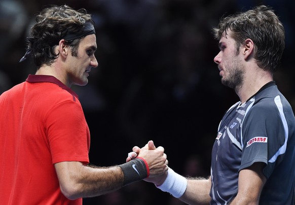 epa04491549 Switzerland&#039;s Roger Federer (L) shakes hands with compatriot Stanislas Wawrinka following his three set win during the ATP World Tour Finals semi-final match at the O2 Arena in London ...