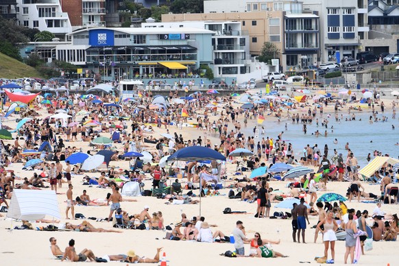 epa08965768 A general view of Bondi Beach in Sydney, Australia, 26 January 2021. Temperatures in parts of Sydney are set to hit 40 degrees Celcius on Australia Day, with respite unlikely until late in ...