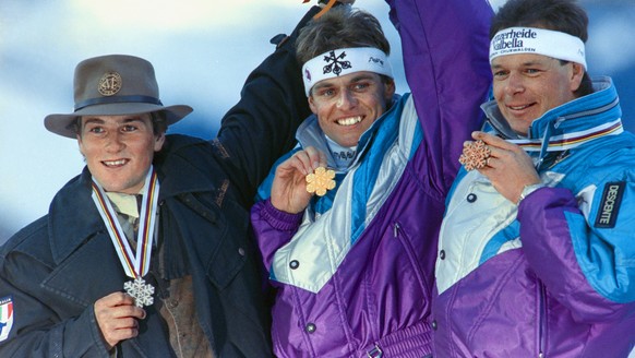Franz Heinzer, Mitte, gewinnt bei den Alpinen Skiweltmeisterschaften in Saalbach die Abfahrt vor Peter Runggaldier, links, und Daniel Mahrer, rechts, aufgenommen am 27. Januar 1991. (KEYSTONE/Str)