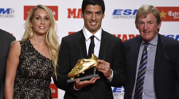 Suarez mit dem goldenen Schuh, Gattin Sofia Balbi und dem ehemaligen Liverpool-Manager Kenny Dalglish.