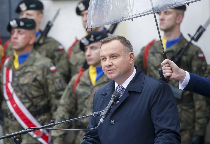 epa07879695 Polish President Andrzej Duda (C) delivers a speech during a commemorating ceremony at the Polish Military Cemetery in Lommel, Belgium, 29 September 2019. The official ceremony commemorati ...