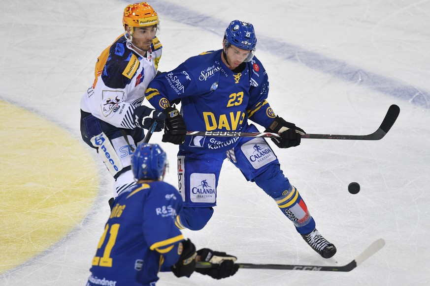 Davos&#039; Samuel Walser, rechts, gegen Ambris Matt D&#039;Agostini, beim Eishockey-Qualifikationsspiel der National League A zwischen dem HC Davos und dem HC Ambri Piotta, am Sonntag, 24. September  ...