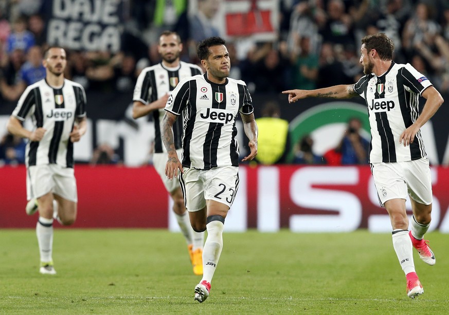 Juventus&#039; scorer Dani Alves, front center, and his teammates celebrate their side&#039;s 2nd goal during the Champions League semi final second leg soccer match between Juventus and Monaco in Tur ...