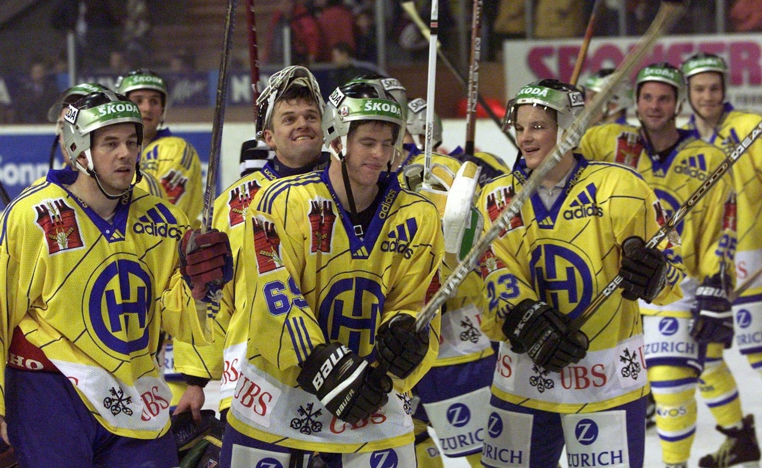 Die Spieler des HC Davos bedanken sich fuer die Unterstuetzung ihrer Fans nach dem 4-2-Sieg im Eroeffnungsspiel des Spengler-Cups gegen den tschechischen Meister Vsetin am Samstag, 26. Dezember 1998,  ...