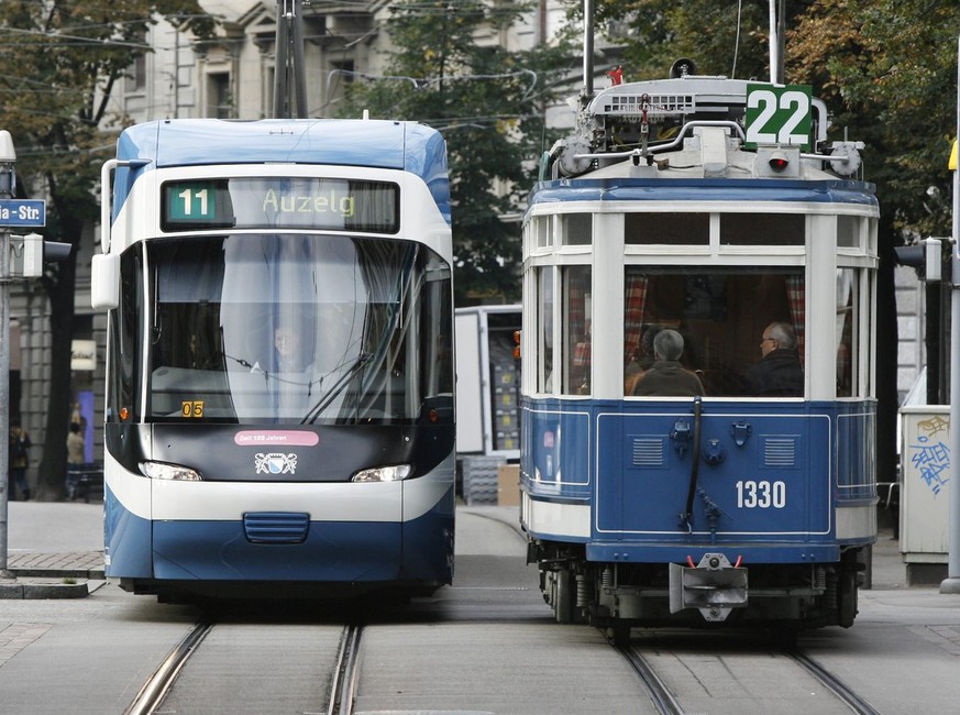 Ein Nostalgie-Tram kreuzt ein modernes Cobra-Tram in Zürich. Die VBZ wollen 70 neue Trams für Zürich kaufen. &nbsp;
