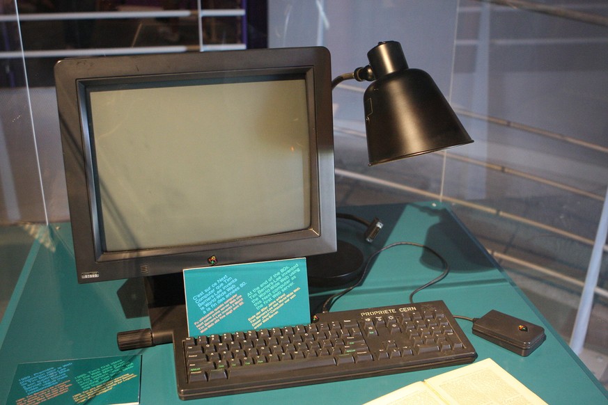 Der erste Webserver der Welt wurde von Tim Berners-Lee auf einem Next-Rechner am CERN implementiert.